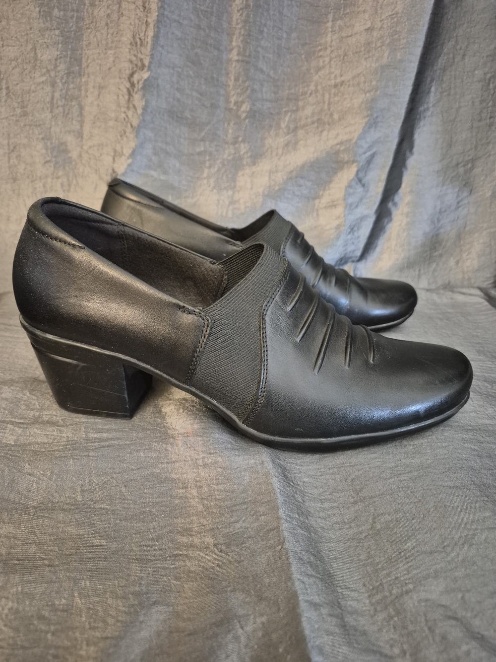 Clarks Emslie Chara Black Leather Heeled Low Boots / Pumps. New- 9.5 Wide